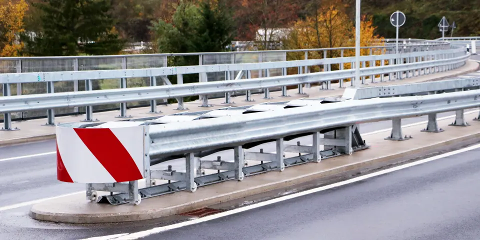 Innovativer CrashGuard mit ASI A, flexiblen Einbaumöglichkeiten und einheitlichen Betonfundamenten für effiziente Montage.